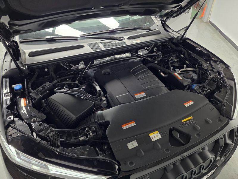 2025 Audi Q5 40 TDI Quattro S Line Black Edition photo 9