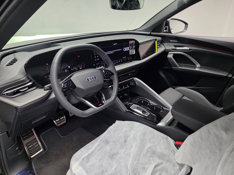 2025 Audi Q5 40 TDI Quattro S Line Black Edition photo 10