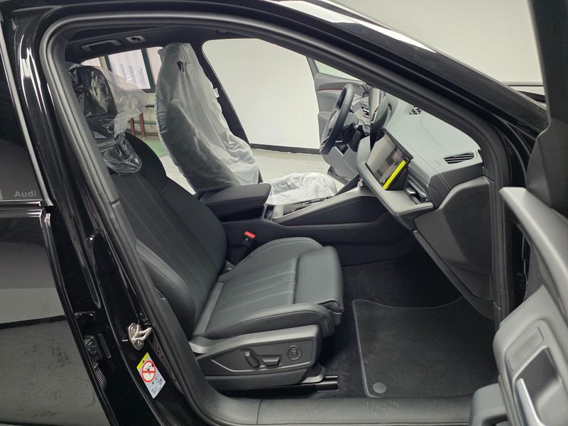 2025 Audi Q5 40 TDI Quattro S Line Black Edition photo 11
