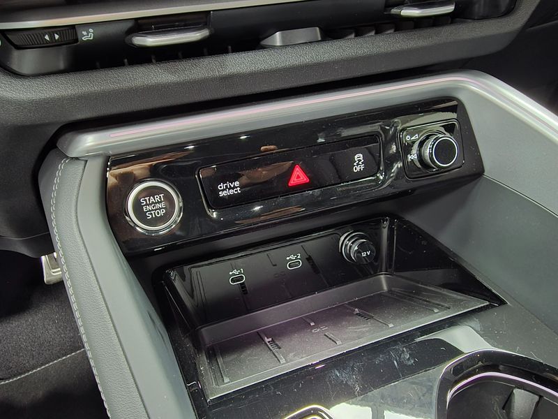 2025 Audi Q5 40 TDI Quattro S Line Black Edition photo 16