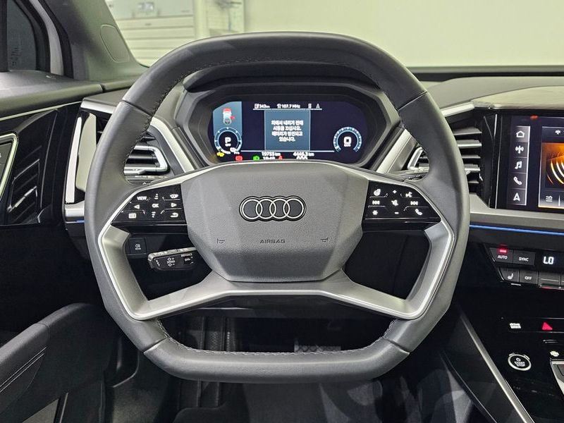 2025 Audi e-tron 45 photo 13