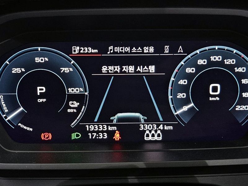 2025 Audi e-tron 45 Premium photo 8