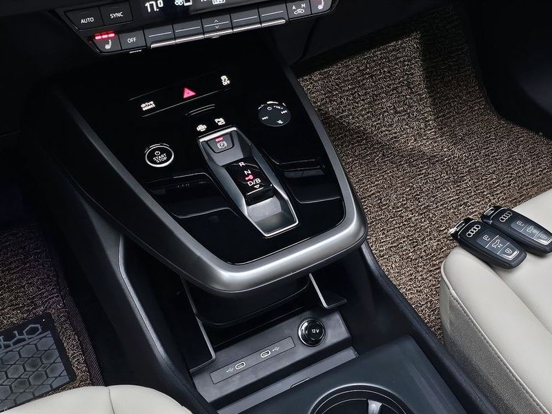 2025 Audi e-tron 45 Premium photo 9