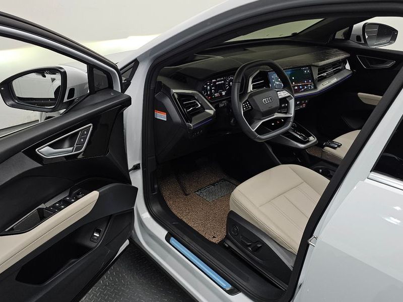 2025 Audi e-tron 45 Premium photo 11