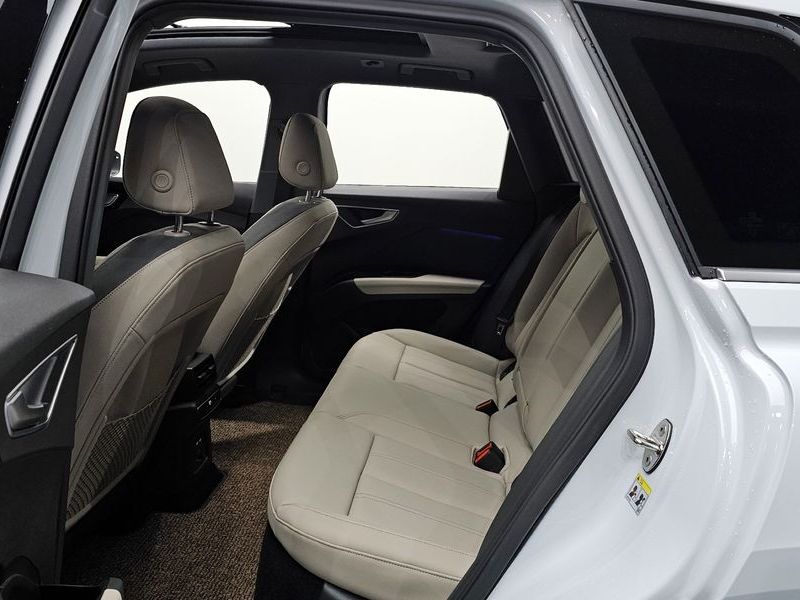 2025 Audi e-tron 45 Premium photo 12