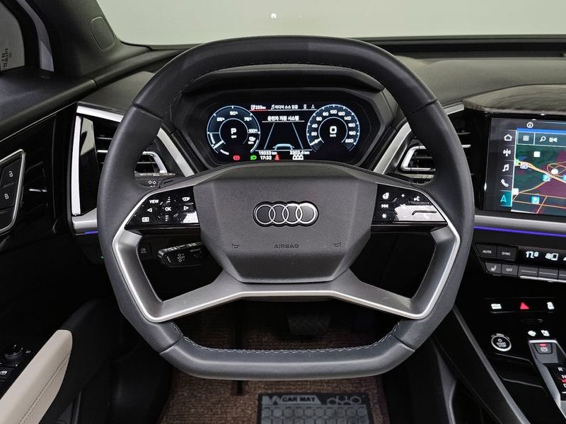 2025 Audi e-tron 45 Premium photo 13