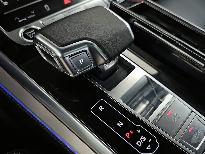2025 Audi Q7 55 TFSI Quattro Premium photo 9