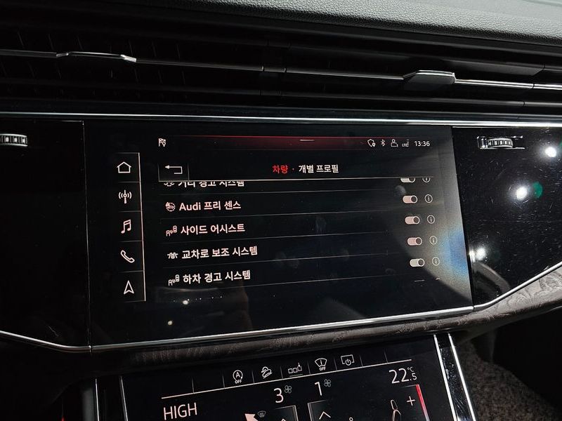 2020 Audi Q7 45 TDI Quattro Premium photo 17