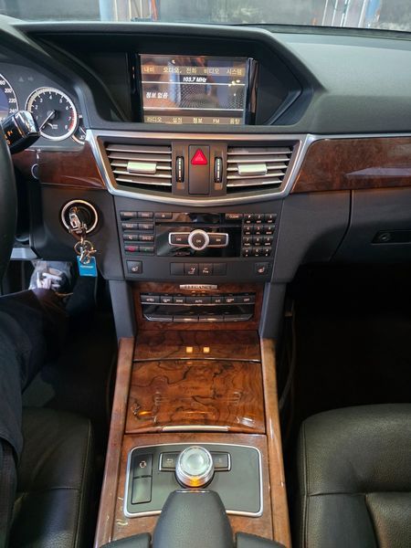 2012 Mercedes-Benz E-Class E300 Elegance photo 10