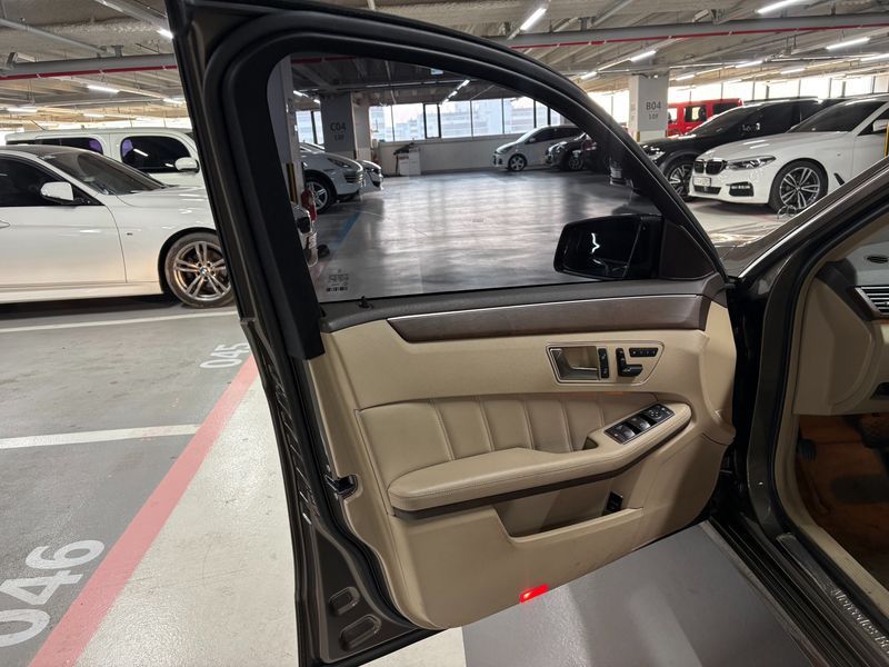2012 Mercedes-Benz E-Class E300 Elegance photo 11