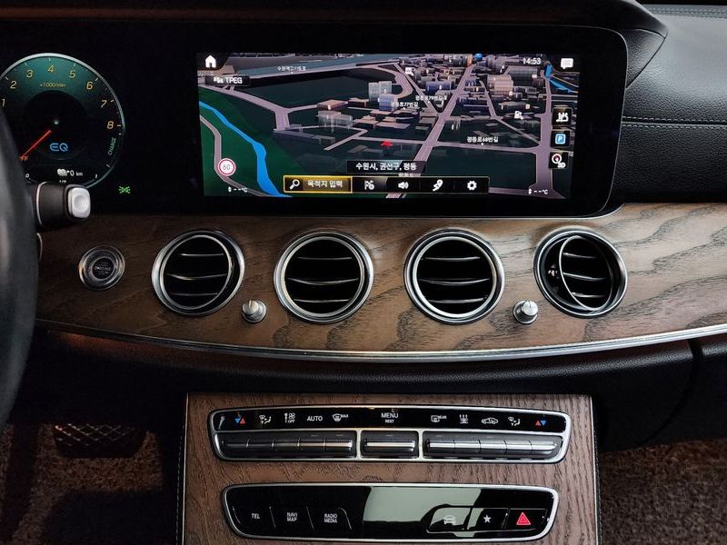 2021 Mercedes-Benz E-Class E300e 4MATIC Exclusive photo 14