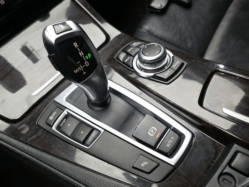 2012 BMW 5 Series 520d photo 9