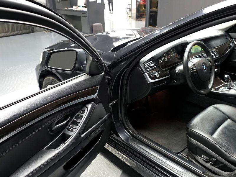 2012 BMW 5 Series 520d photo 10