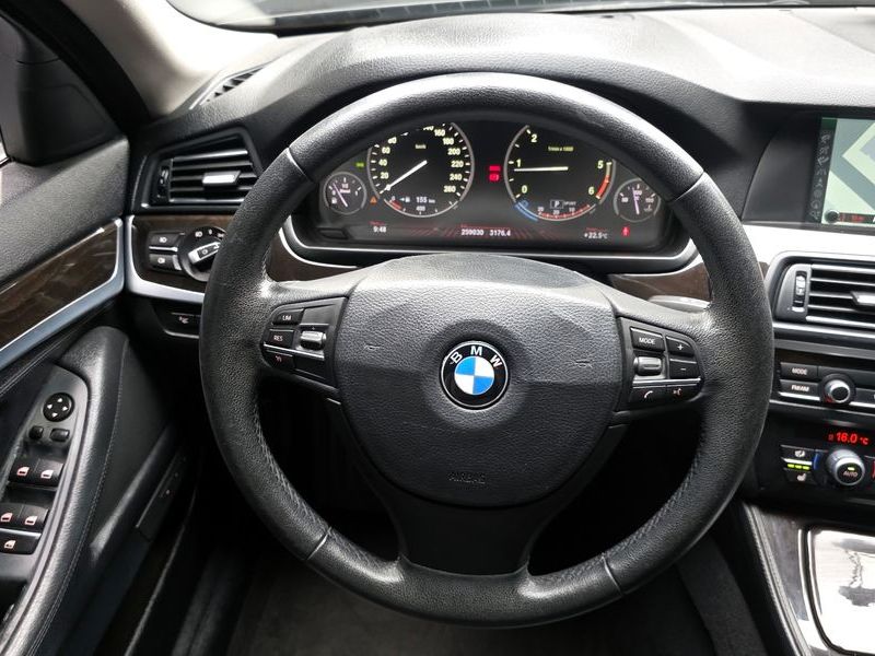 2012 BMW 5 Series 520d photo 13