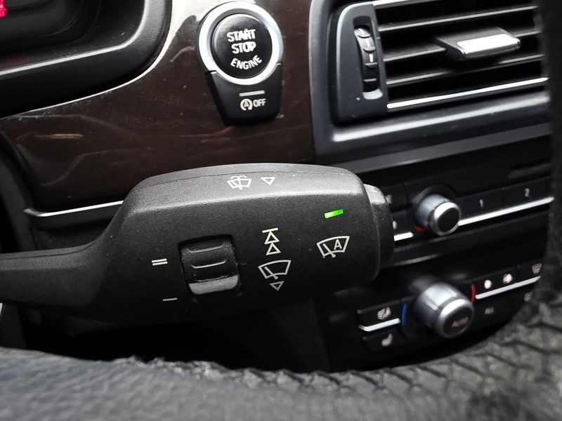 2012 BMW 5 Series 520d photo 19