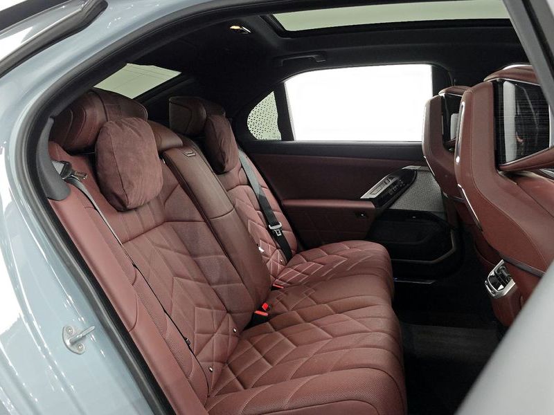 2025 BMW 7 Series 740d xDrive M Sport photo 11