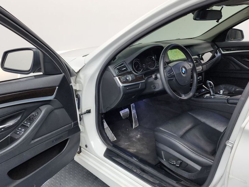 2013 BMW 5 Series 525d photo 10
