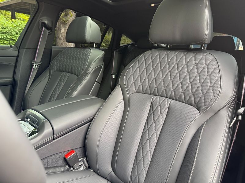 2026 BMW X6 xDrive40d M Sport Online Exclusive photo 15