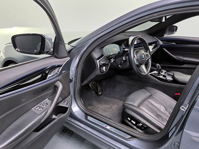 2019 BMW 5 Series 530i M Sport Package Plus photo 11