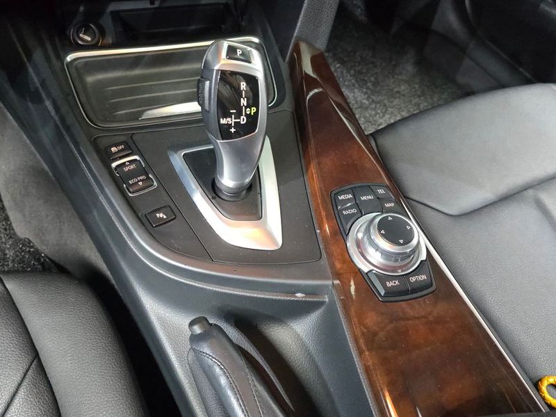 2012 BMW 3 Series 320d photo 9
