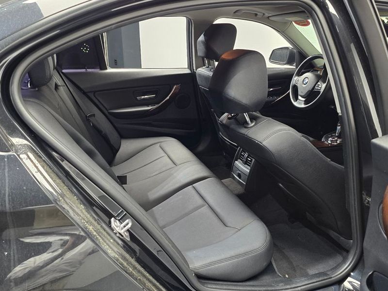 2012 BMW 3 Series 320d photo 12
