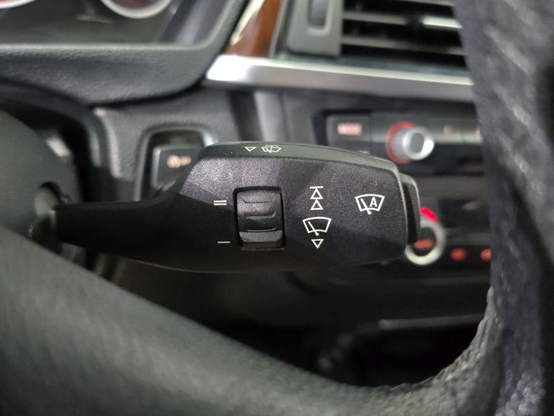 2012 BMW 3 Series 320d photo 17