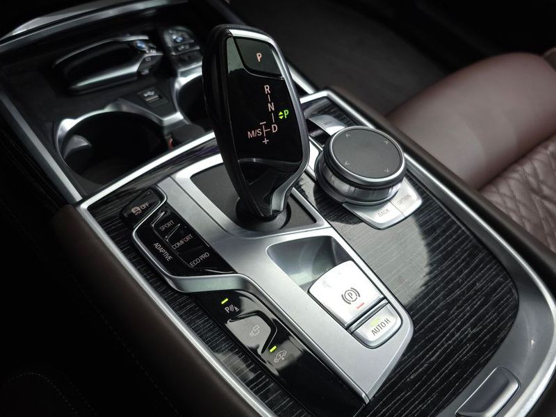 2022 BMW 7 Series 740i M Sport photo 9
