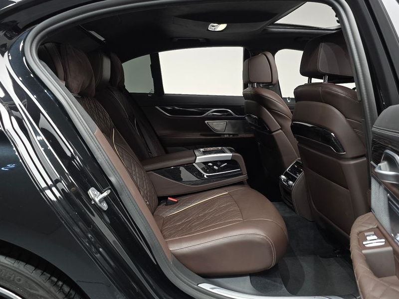 2022 BMW 7 Series 740i M Sport photo 12