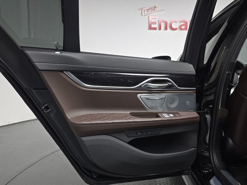 2022 BMW 7 Series 740i M Sport photo 25