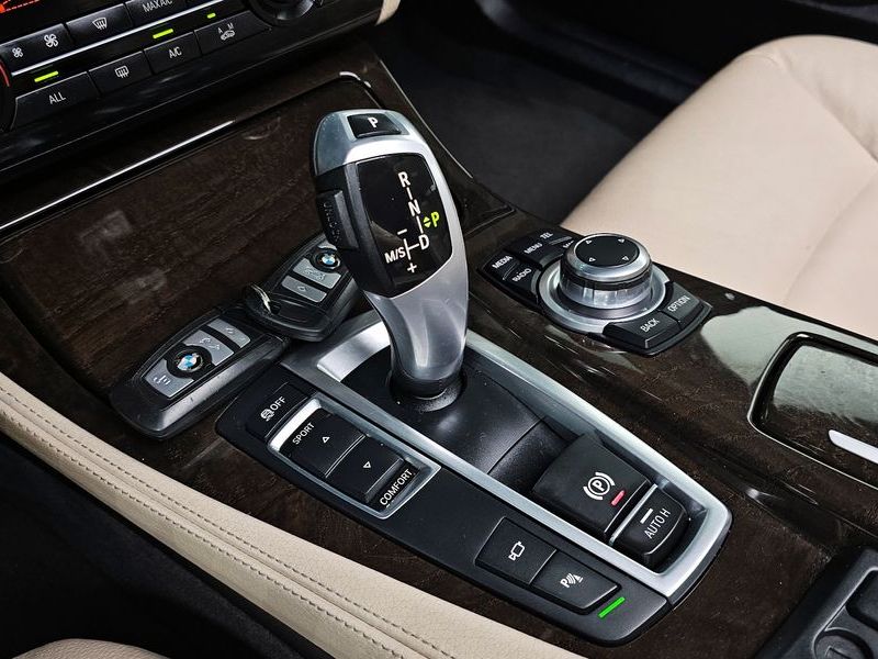 2013 BMW 5 Series 528i photo 9