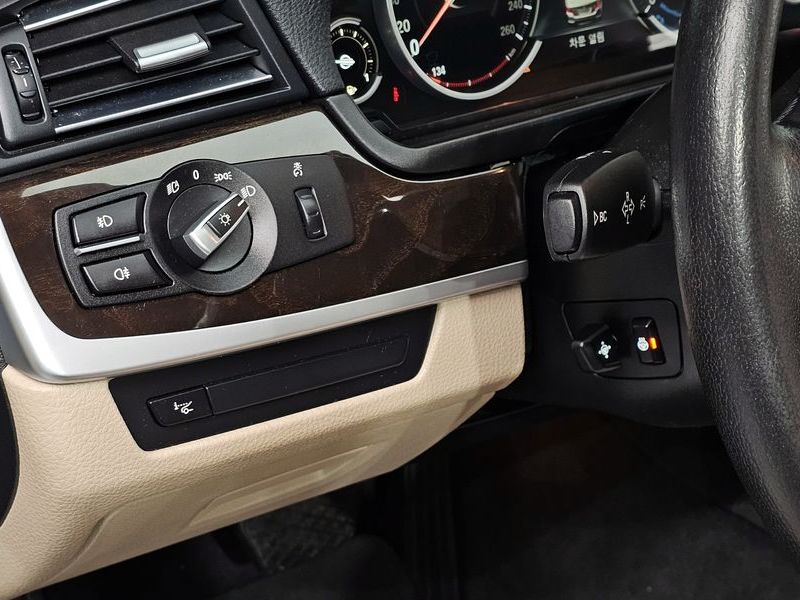 2013 BMW 5 Series 528i photo 16