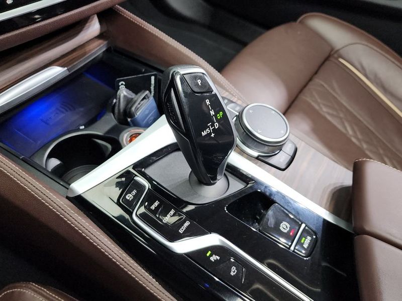 2023 BMW 5 Series 530i Luxury photo 9