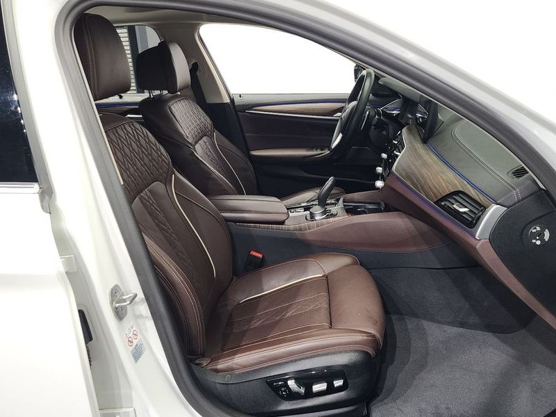 2023 BMW 5 Series 530i Luxury photo 11