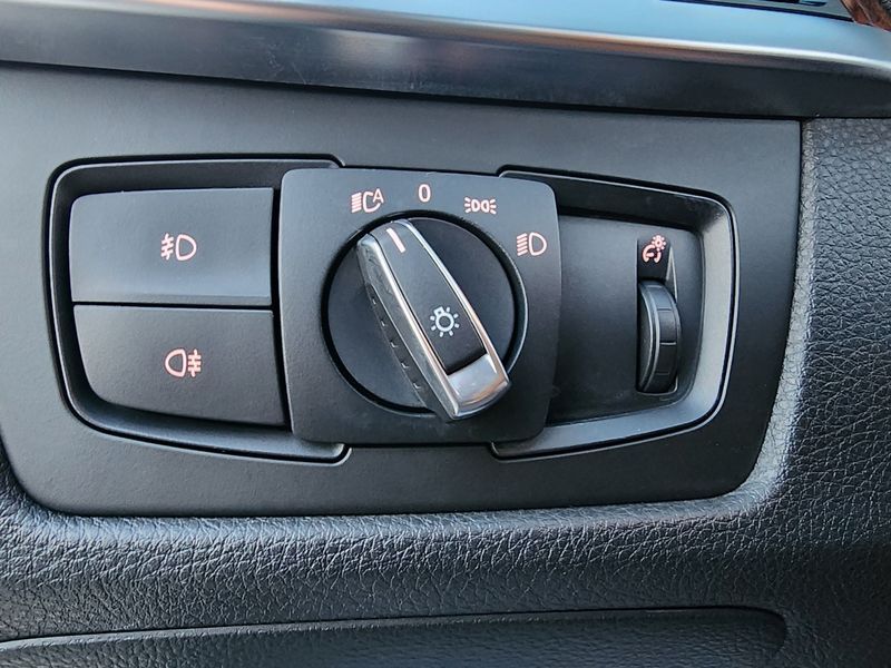 2012 BMW 3 Series 320d photo 12