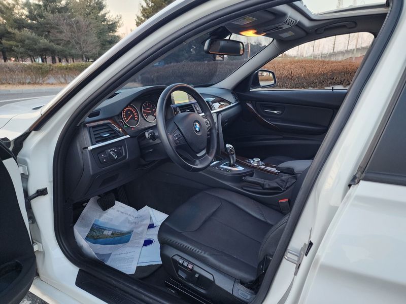 2012 BMW 3 Series 320d photo 14