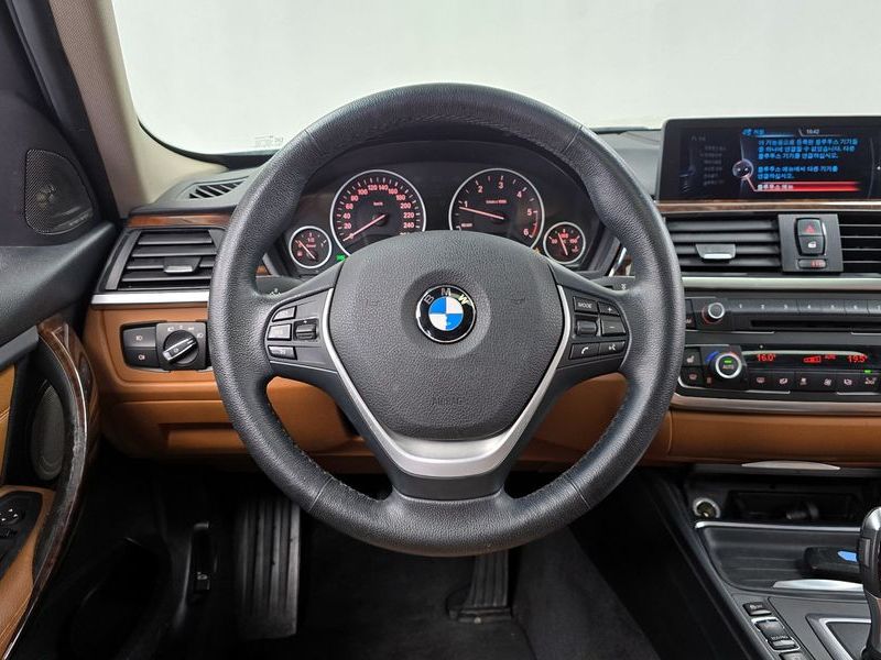 2013 BMW 3 Series 320d Luxury photo 13