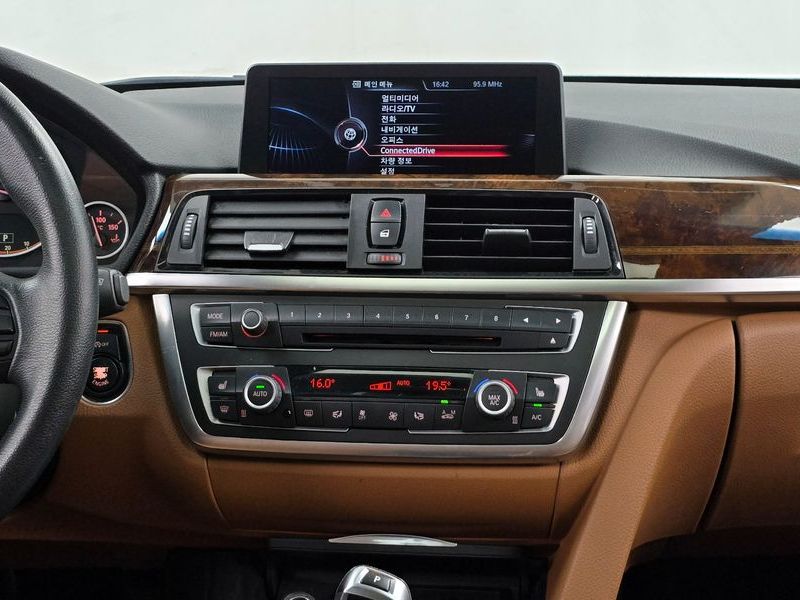 2013 BMW 3 Series 320d Luxury photo 14