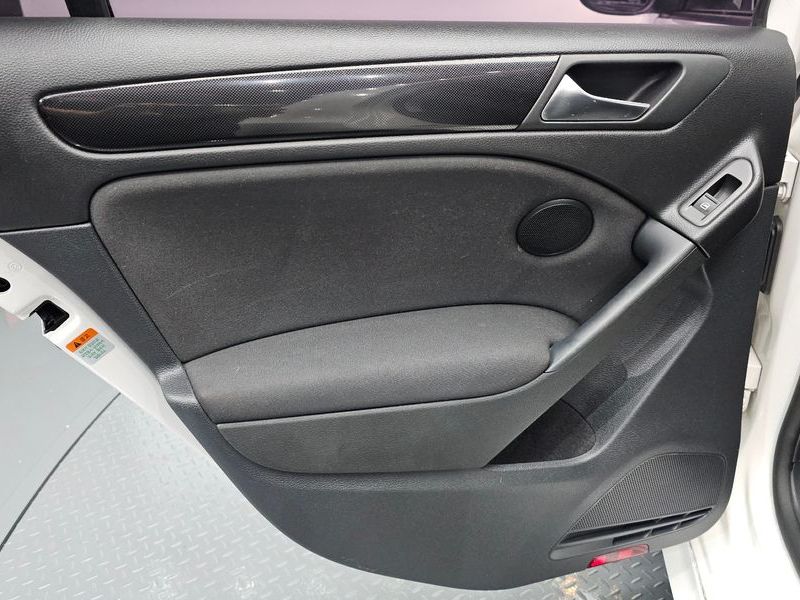 2013 Volkswagen Golf 1.6 TDI Blue Motion StyleEdition photo 25