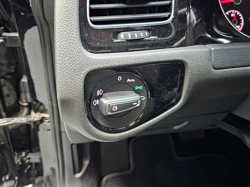 2016 Volkswagen Golf 2.0 TDI photo 17