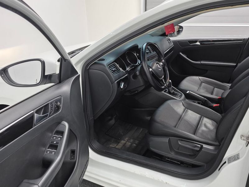 2015 Volkswagen Jetta 2.0 TDI BlueMotion Premium 6th photo 11