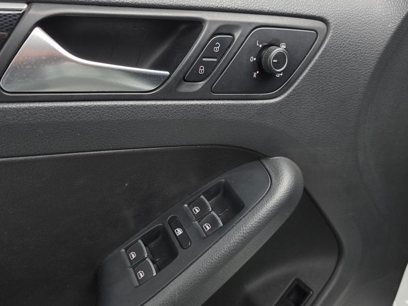 2015 Volkswagen Jetta 2.0 TDI BlueMotion Premium 6th photo 17