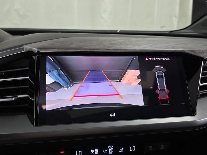 2025 Audi e-tron 45 Premium photo 15