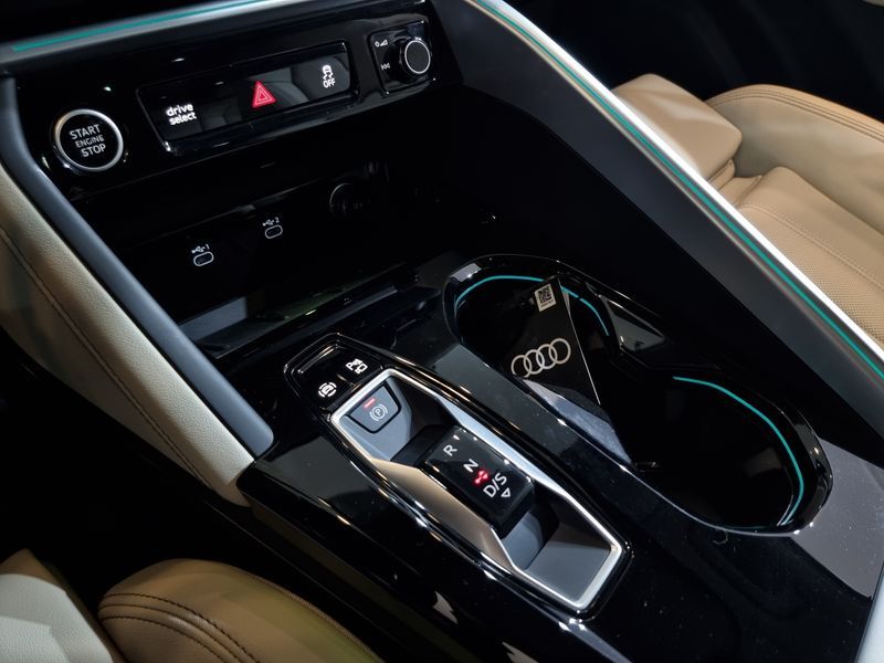2025 Audi Q5 40 TDI Quattro S Line photo 9