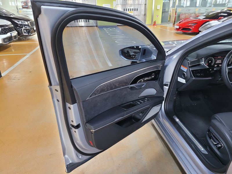 2023 Audi A8 55 TFSI Quattro LWB photo 9