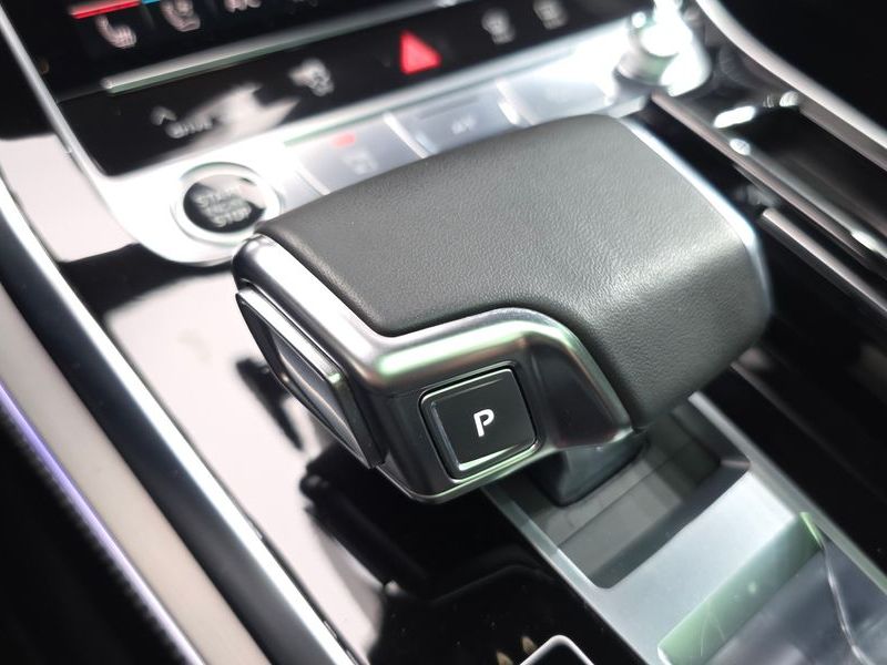 2023 Audi Q8 55 TFSI Quattro Premium photo 9