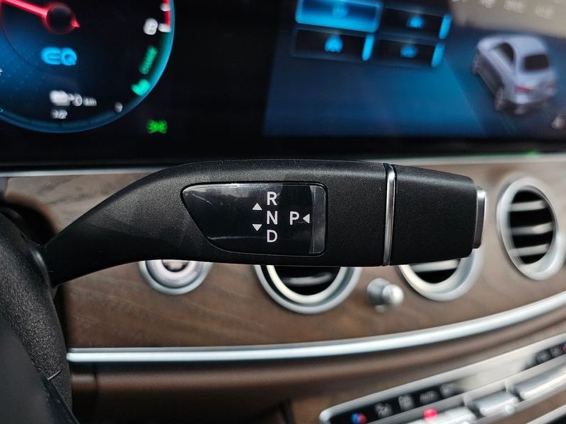 2022 Mercedes-Benz E-Class E300e 4MATIC Exclusive photo 9
