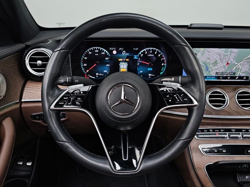 2022 Mercedes-Benz E-Class E300e 4MATIC Exclusive photo 13