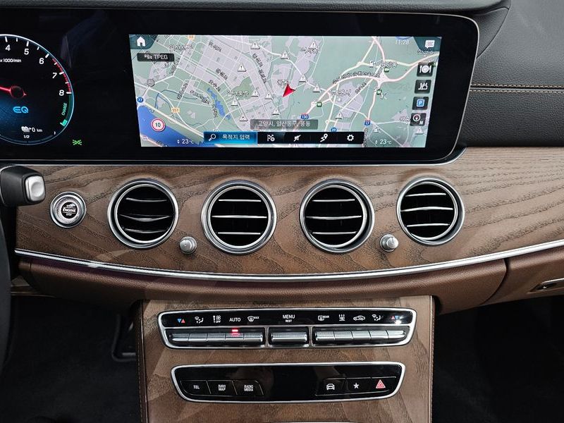 2022 Mercedes-Benz E-Class E300e 4MATIC Exclusive photo 14
