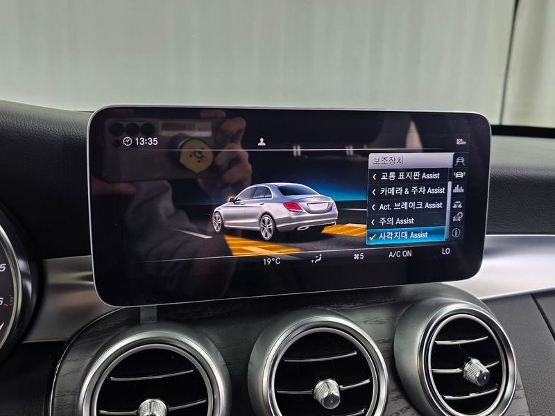 2019 Mercedes-Benz C-Class C220 d 4MATIC AMG Line photo 16