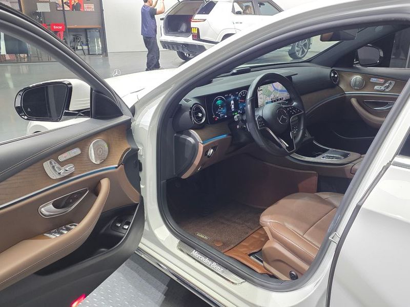 2021 Mercedes-Benz E-Class E300e 4MATIC Exclusive photo 10